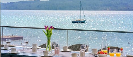 屋外ダイニングエリア