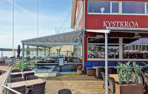 Outdoor dining - Amazing ship in Manstad with house sea view (Manstad)