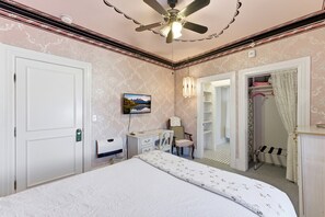1 habitación, tabla de planchar con plancha y cuna de viaje 