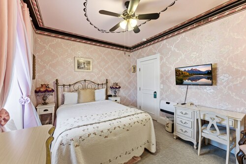 Comfortable Victorian style 1-br in Boutique B&B.