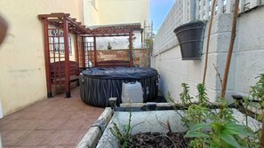 Banyera d'hidromassatge a l'aire lliure