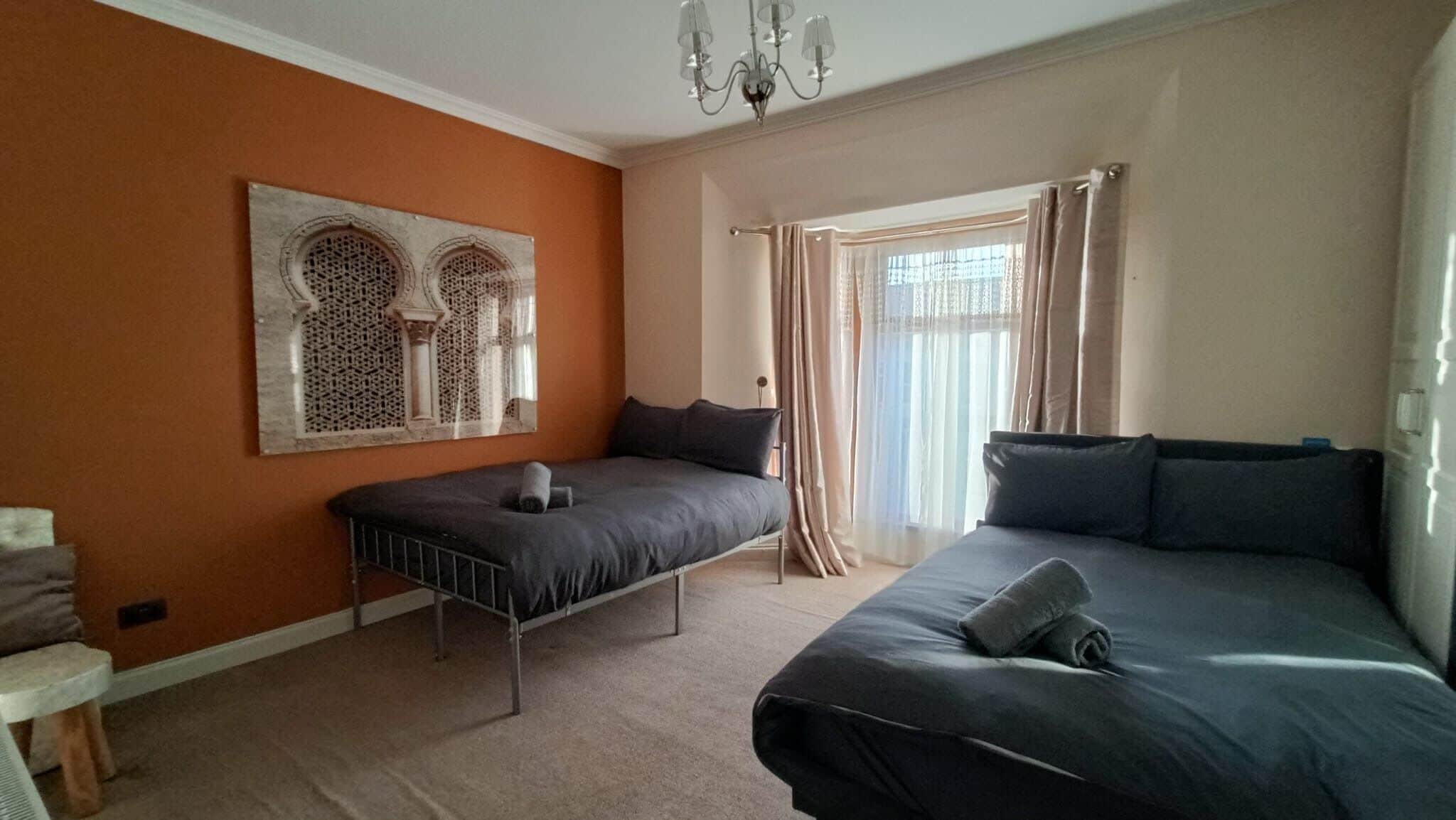 4 bedrooms, iron/ironing board, WiFi, bed sheets
