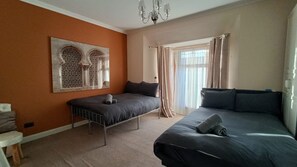 4 bedrooms, iron/ironing board, WiFi, bed sheets - Quadruplex Hot Tub & Pool Table (Cardiff)
