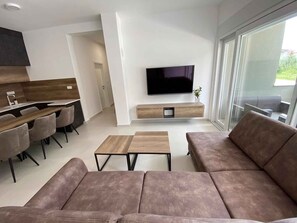 TV - Holiday Apartment APARTMENT EMANUEL (4+1) (Vodice)