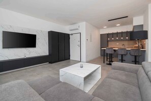 TV - Holiday Apartment APARTMENT ANAVI (4+0) (Vodice)