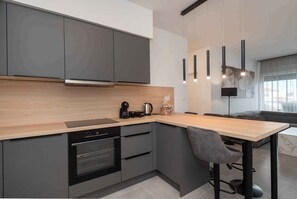 Microwave, oven, stovetop, coffee/tea maker - Holiday Apartment APARTMENT ANAVI (4+0) (Vodice)