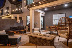 Outdoor dining - Skyline 1690, Private Amenities and Amazing Community Amenities! (Washington)