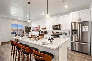 Coffee/tea maker, fridge, microwave, oven - Skyline 1690, Private Amenities and Amazing Community Amenities! (Washington)