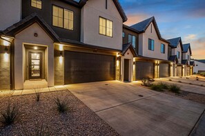 Exterior - Skyline 1690, Private Amenities and Amazing Community Amenities! (Washington)