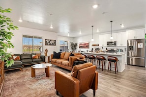 Smart TV, video games, ping pong - Skyline 1690, Private Amenities and Amazing Community Amenities! (Washington)
