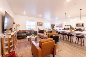 Smart TV, video games, ping pong - Skyline 1690, Private Amenities and Amazing Community Amenities! (Washington)