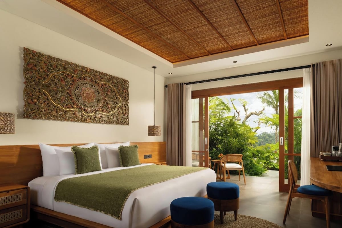 Suite, vista a la alberca | Ropa de cama de alta calidad y minibar