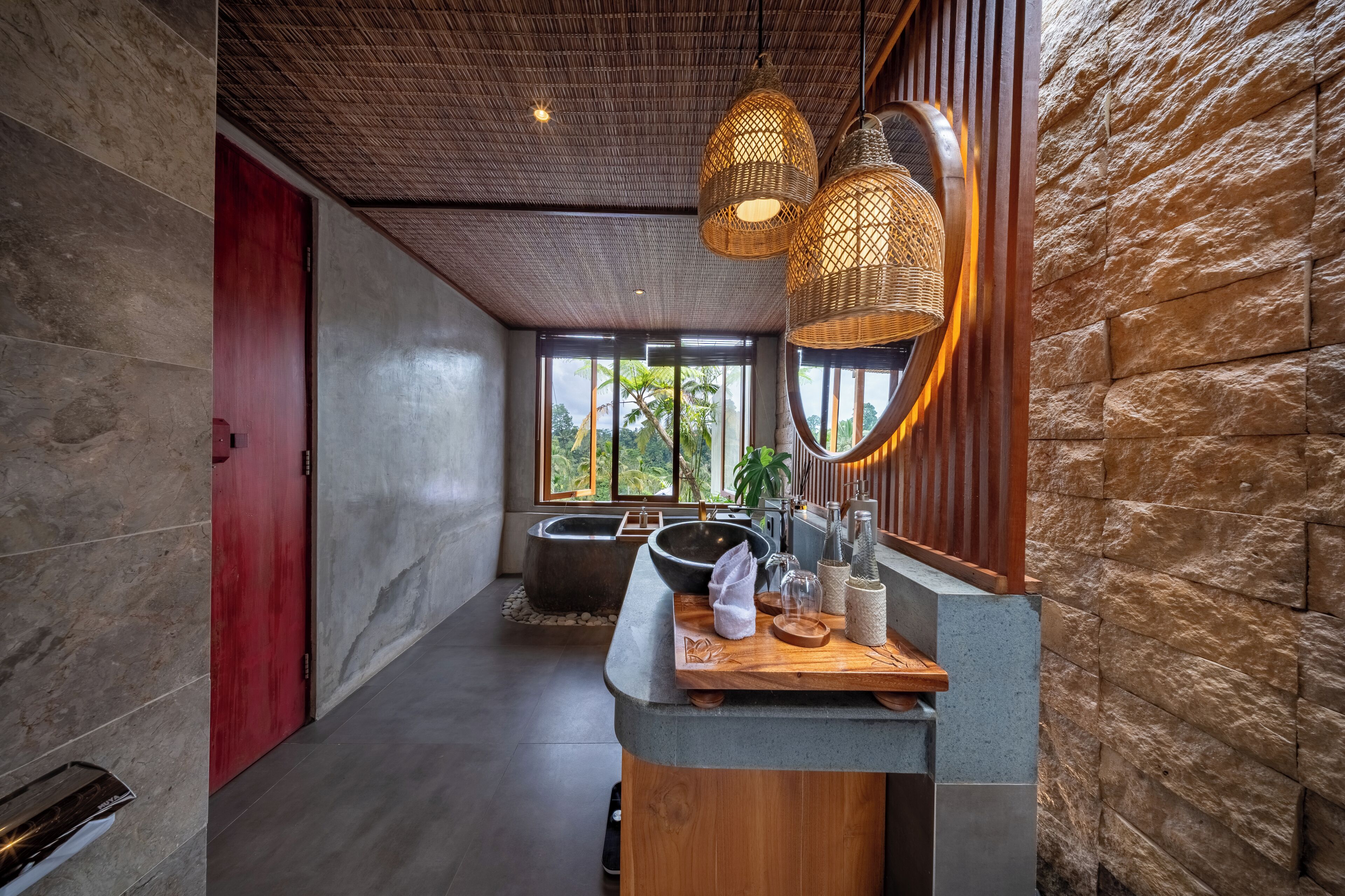 Villa, vue piscine | Salle de bain | Articles de toilette gratuits, sèche-cheveux, chaussons