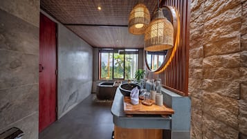 Villa, vue piscine | Salle de bain | Articles de toilette gratuits, sèche-cheveux, chaussons