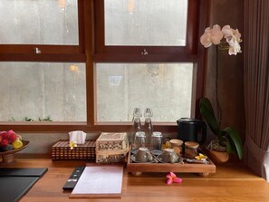 Hochwertige Bettwaren, Minibar, Zimmersafe, Schreibtisch