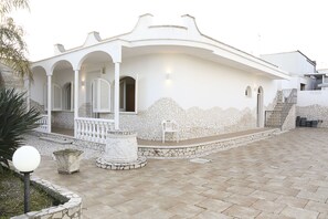 Exterior - Royal White Villa with immense garden (Porto Cesareo)
