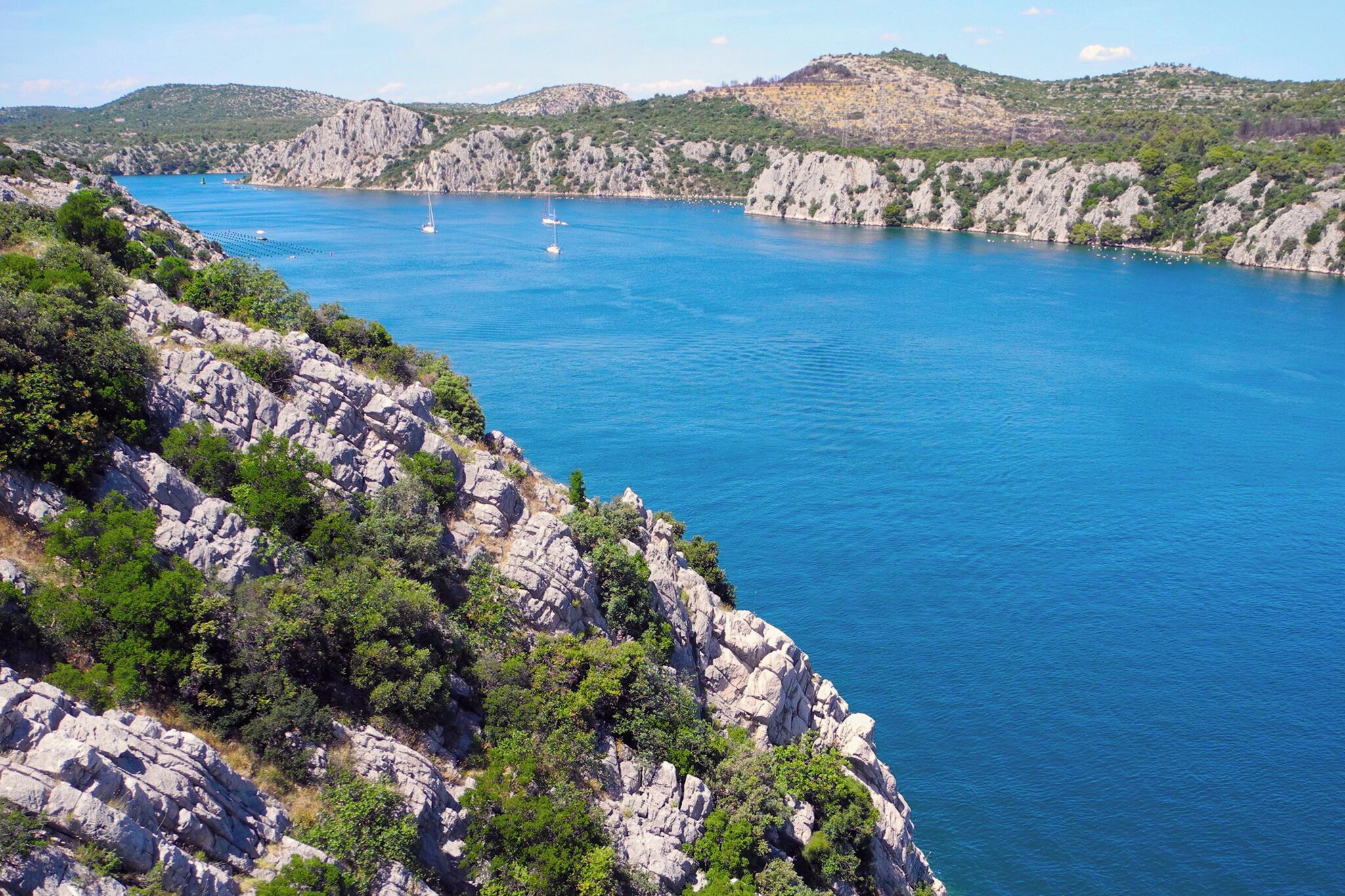 Un paisaje costero con acantilados rocosos y mar azul cristalino.