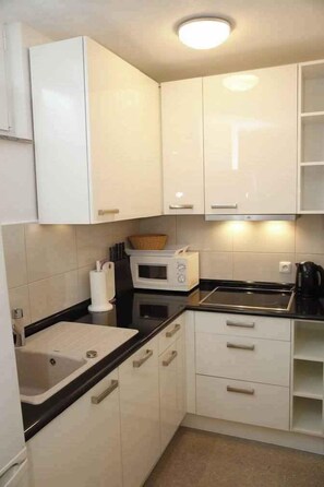 Fridge, microwave, stovetop, cookware/dishes/utensils - Holiday Apartment ŽELJKA Š. APT 2 (2+2) (Vodice)