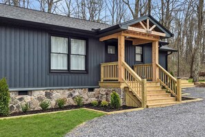Exterior - Hot Tub - Fireplace - Firepit - McLemore 10 minutes (Rising Fawn)
