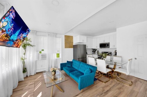 Sleeps 10 • 3BR • Free Parking • Near NYC • Perfect for Groups!