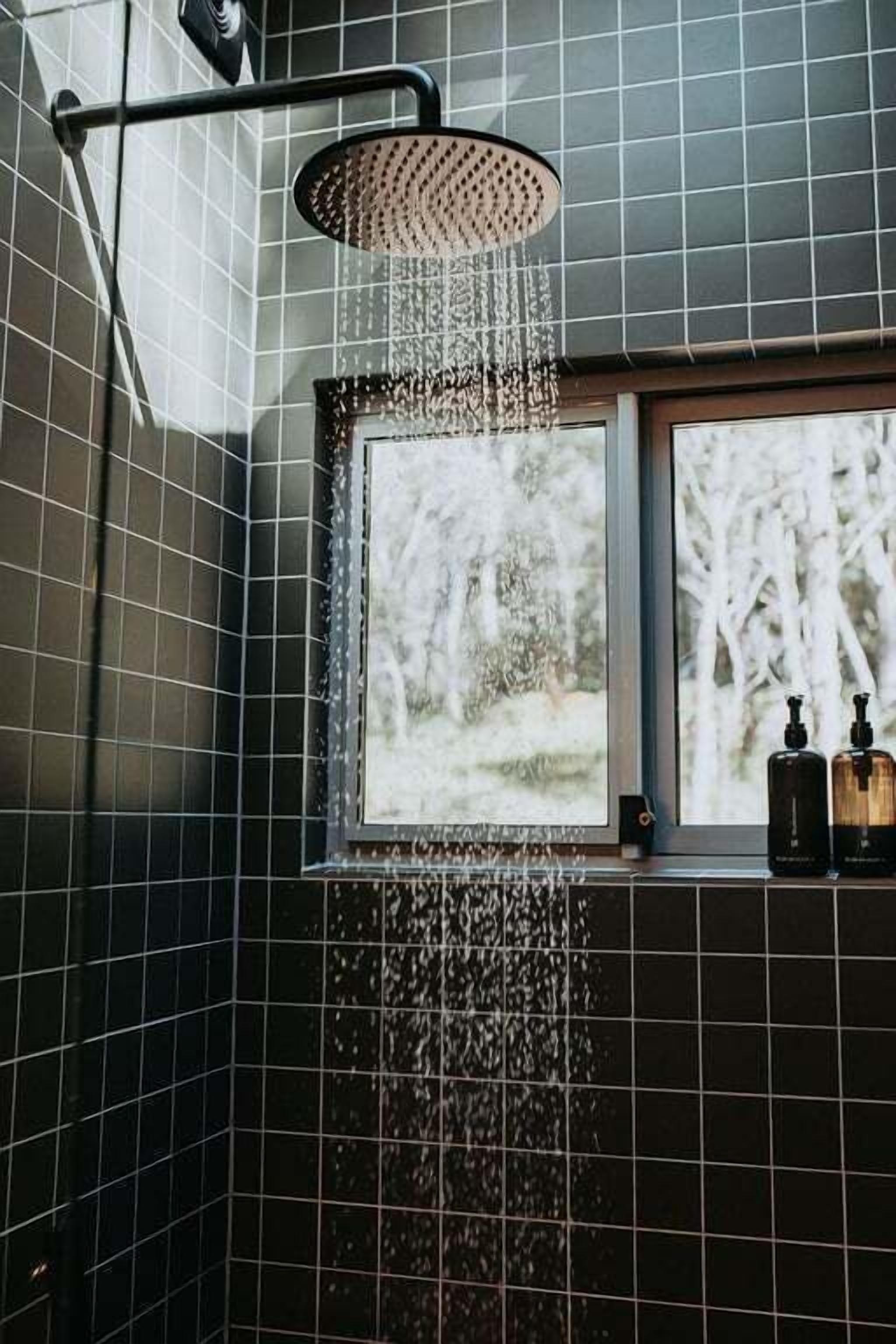 Haartrockner, Handtücher, Seife, Shampoo