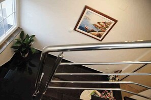 A staircase with metal railings, a potted plant, and a framed picture on the wall. - Holiday Apartment ŽELJKA Š. APP 5 (2+2) (Vodice)