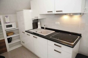 Fridge, microwave, stovetop, cookware/dishes/utensils - Holiday Apartment ŽELJKA Š. APP 5 (2+2) (Vodice)