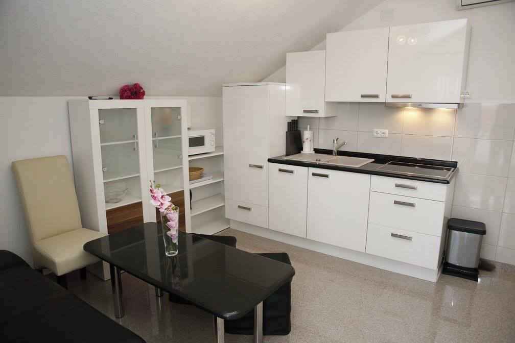 Frigorífico, microondas, placa de cocina y utensilios de cocina