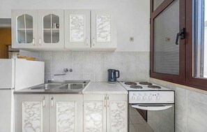 Fridge, oven, stovetop, cookware/dishes/utensils - Holiday Apartment GORAN DADIĆ APP 2 (4+0) (Srima)