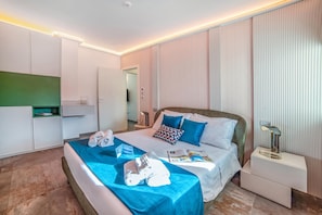 A modern hotel room with a bed, bedside table, and a green accent wall. - Boutique Villa 7 bedrooms - Pool, Garden & Parking, Scorrano, Italy (Scorrano)