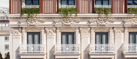 Un edificio con detalles arquitectónicos ornamentados, incluyendo balcones y ventanas decorativas.