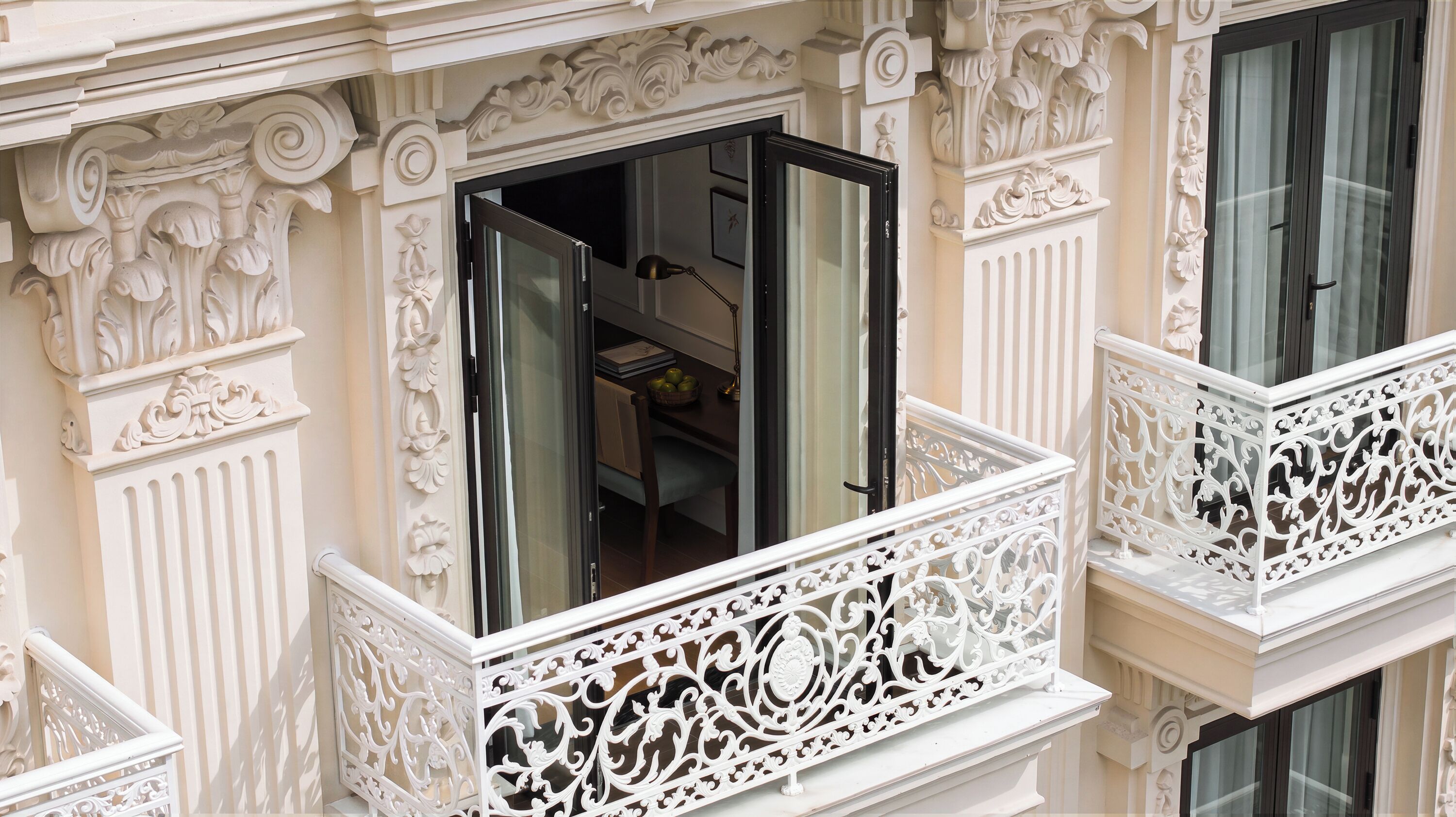 Ein Gebäude mit aufwendigen weißen Balkonen und kunstvollen architektonischen Details.