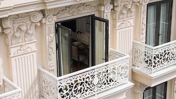 Ein Gebäude mit aufwendigen weißen Balkonen und kunstvollen architektonischen Details.