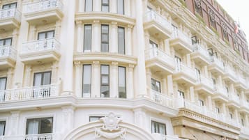 Ein historisches Gebäude mit aufwendigen Balkonen und klassischer Architektur.