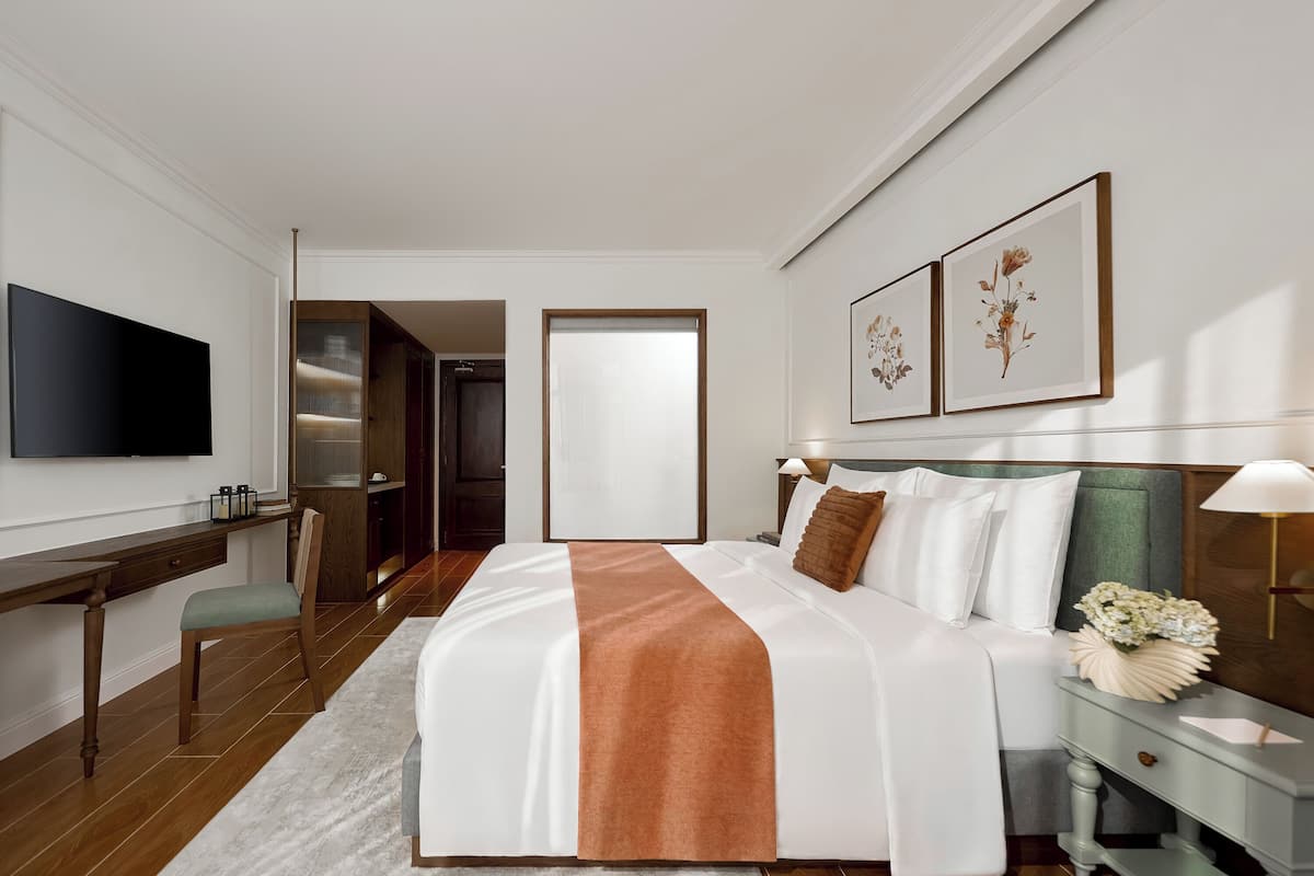 Deluxe Room, 1 King Bed | In-room safe, iron/ironing board (on request), free WiFi