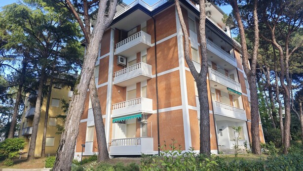 A multi-story building with balconies, surrounded by trees. - Conca Verde - Lignano (Lignano Sabbiadoro)