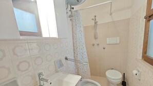 A bathroom with a sink, toilet, shower, and a window. - Conca Verde - Lignano (Lignano Sabbiadoro)