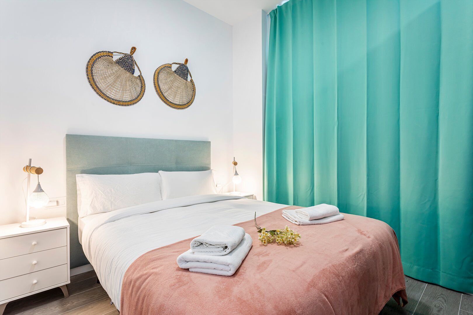 Tabla de planchar con plancha, Internet, ropa de cama