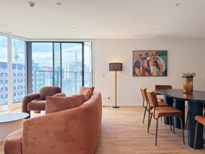 TV, offices - Parkside Penthouse 3Beds & 2Baths vs 1AC Pool Gym (Auckland City)