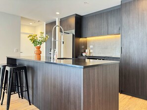 Fridge, microwave, oven, stovetop - Parkside Penthouse 3Beds & 2Baths vs 1AC Pool Gym (Auckland City)
