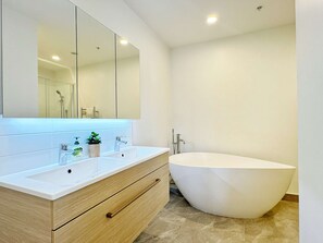 Shower, hair dryer, towels, shampoo - Parkside Penthouse 3Beds & 2Baths vs 1AC Pool Gym (Auckland City)