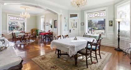 Sun filled 1-bedroom w spa bath in boutique B&B