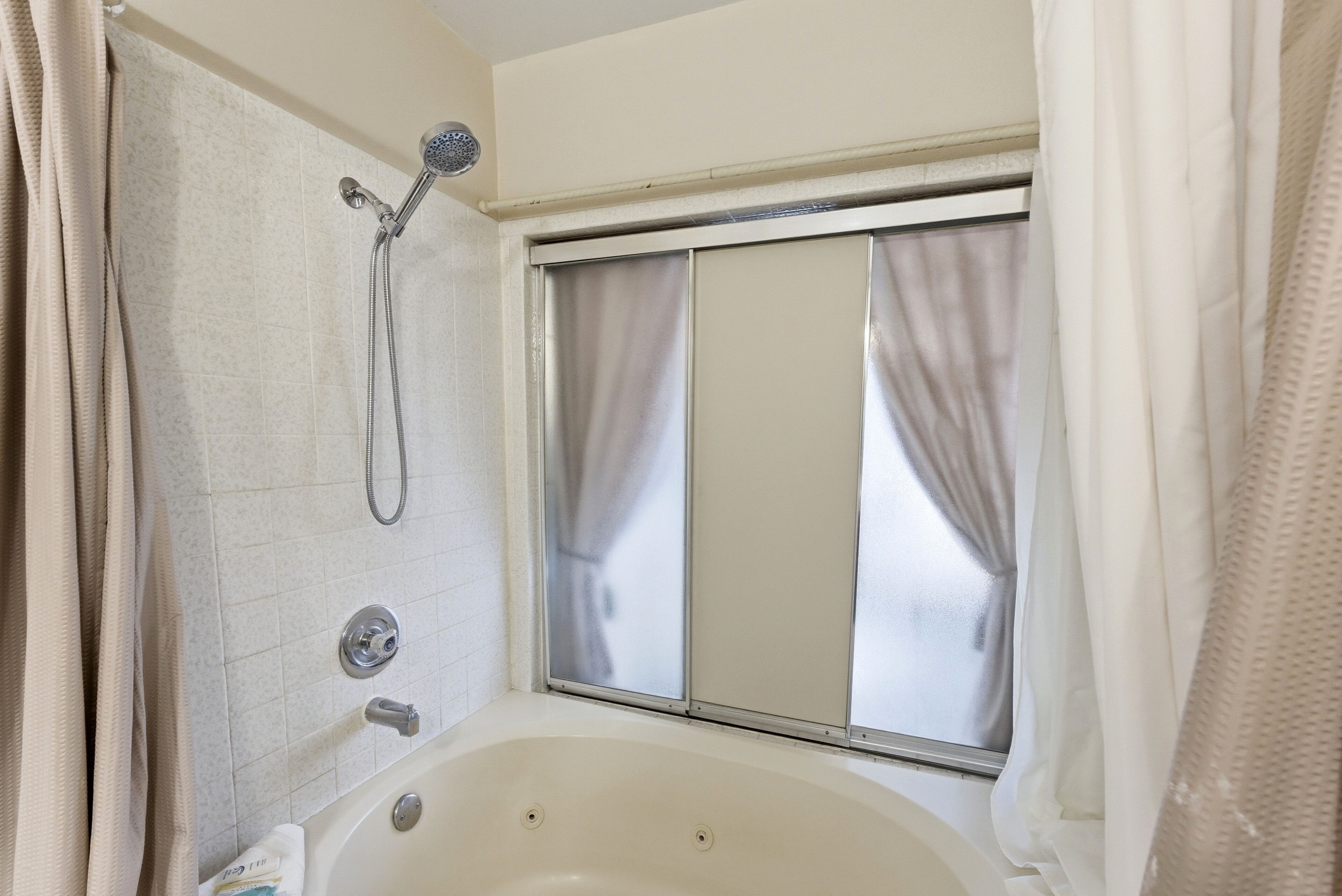 Jetted bath, hair dryer, towels