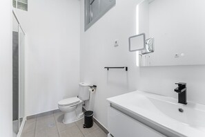 Dusche, Haartrockner, Handtücher