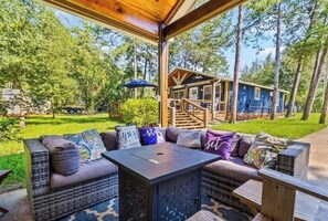 Outdoor dining - Lake Livingston Retreat + Firepit/Game Room (Livingston)