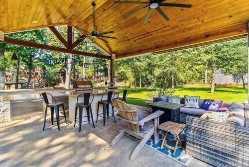 Lake Livingston Retreat + Firepit/Game Room