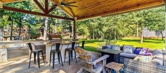 Lake Livingston Retreat + Firepit/Game Room