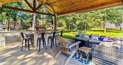 Lake Livingston Retreat + Firepit/Game Room