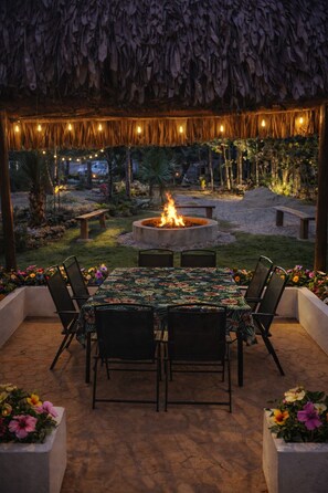 Outdoor dining - Vrbo Property (Leona Vicario)