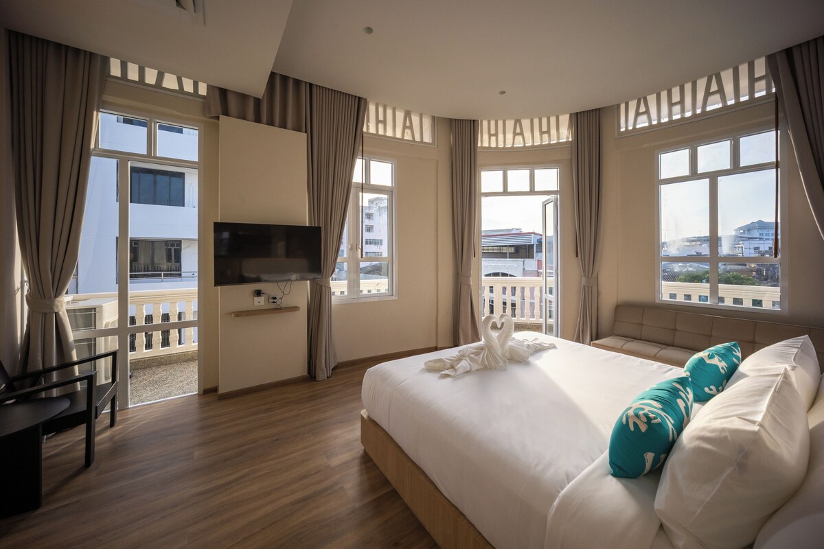 Junior Suite, Balcony, City View | Premium bedding, WiFi (free), bed sheets
